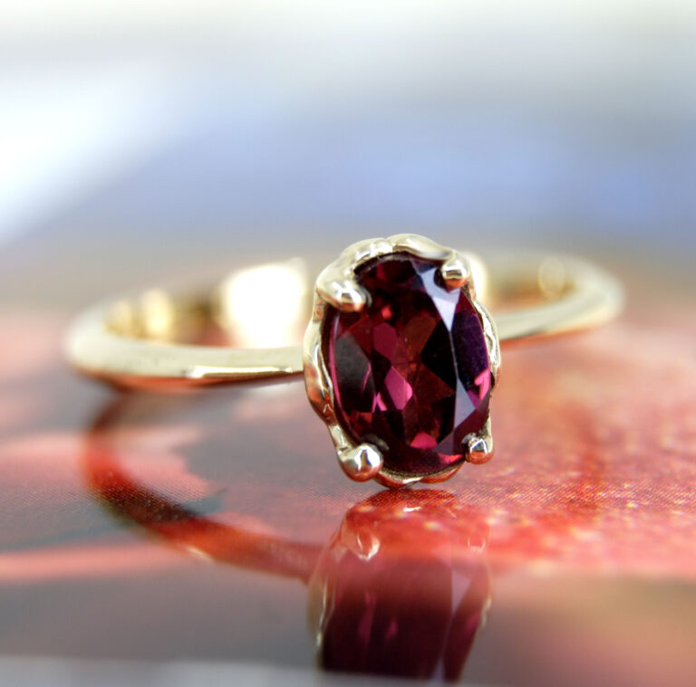 Geelgouden ring met granaat