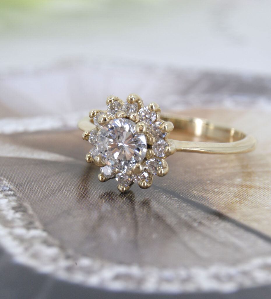 geelgouden ring entourage met Diamant