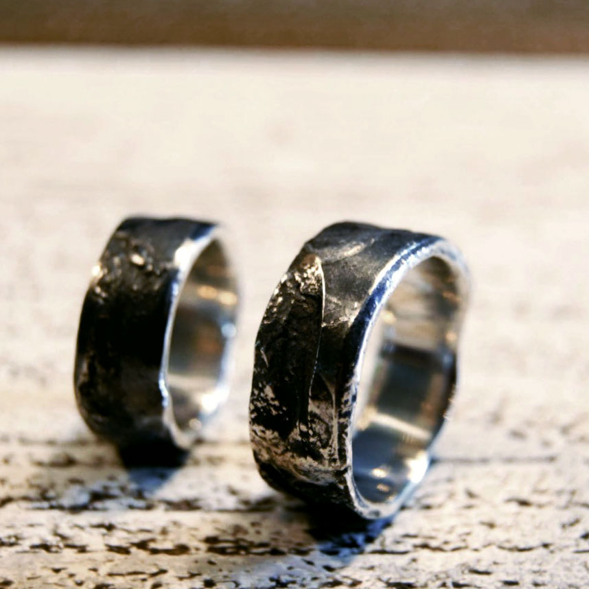 Handgemaakte trouwringen van zwart geoxideerd zilver