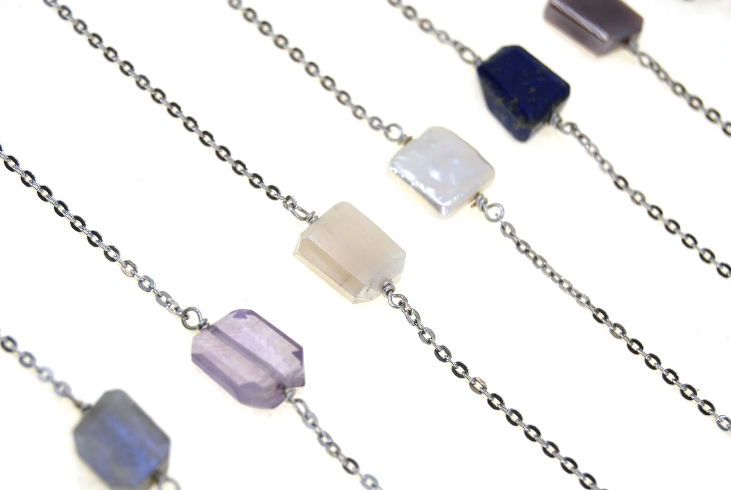 Armbanden met verschillende edelstenen