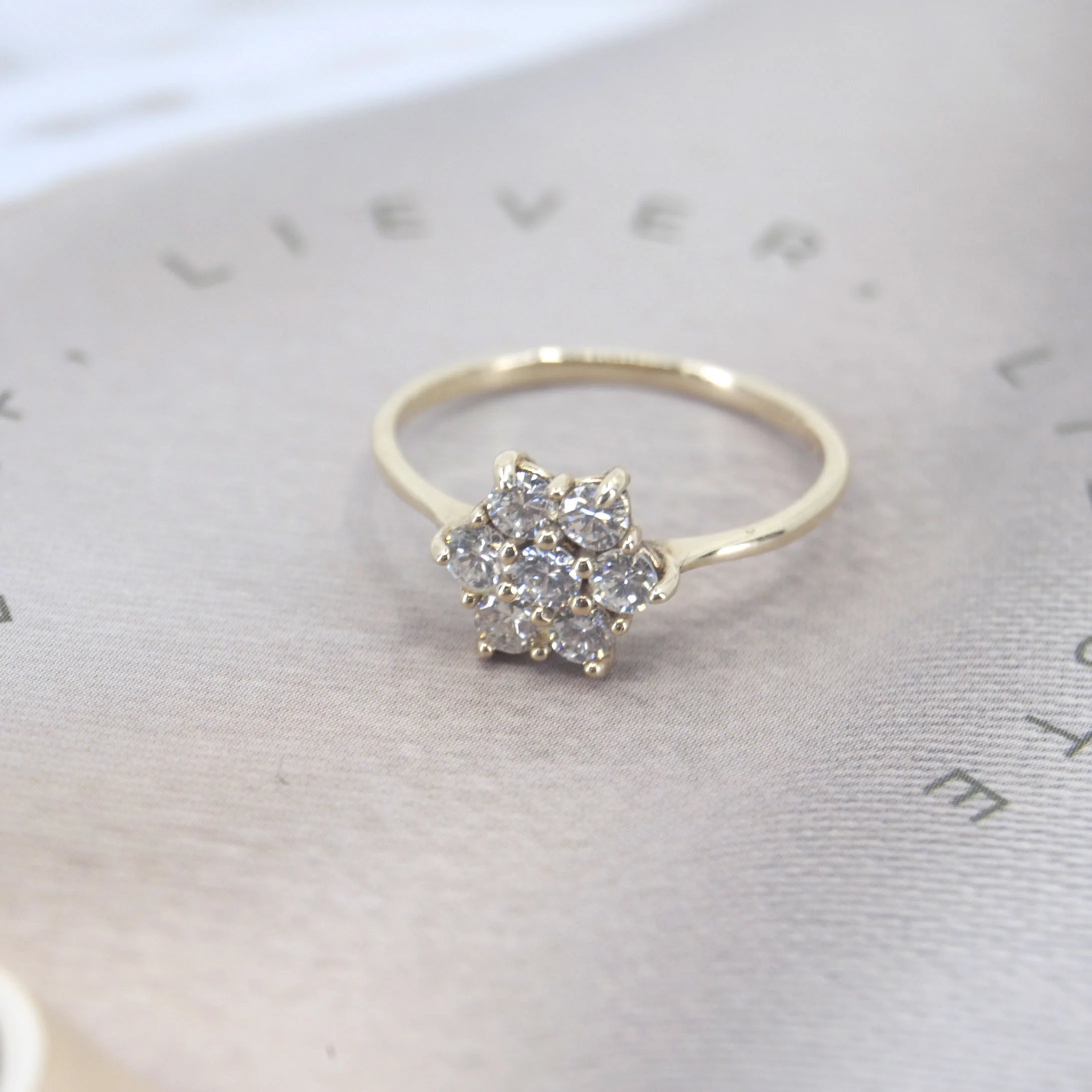 handgemaakte geelgouden ring met DIamant