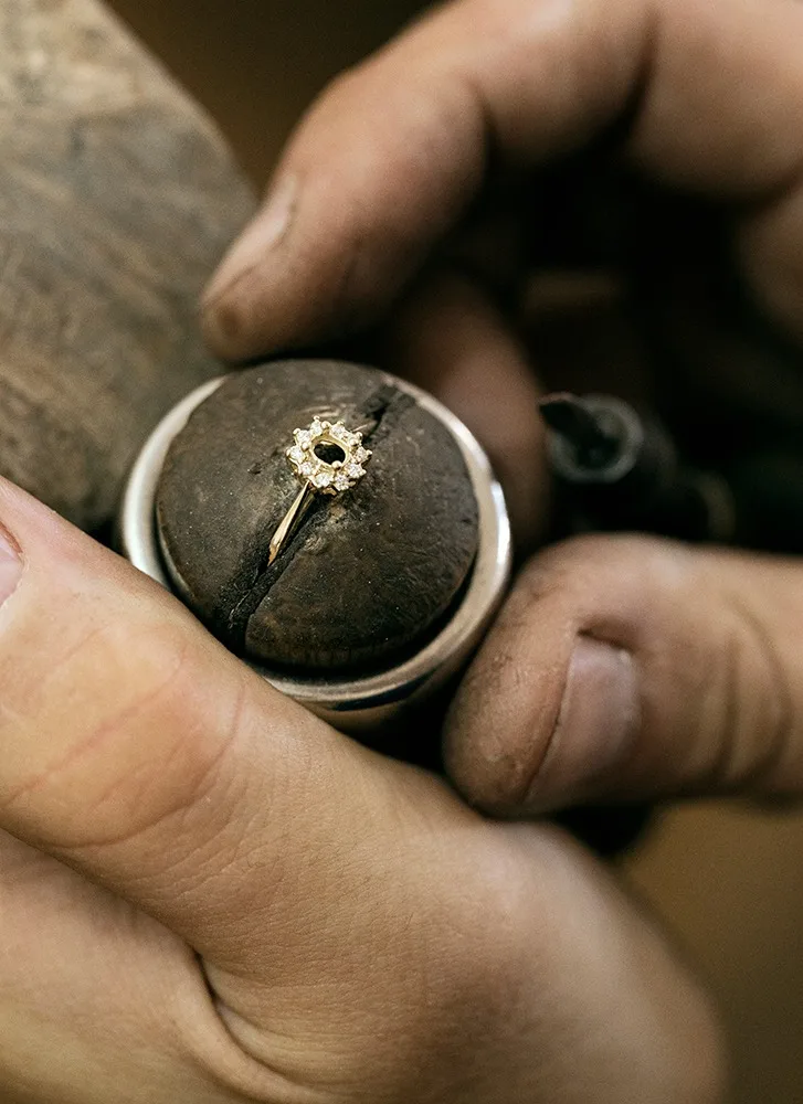 ring van oud goud goudsmid atelier ring in ringenklem zonder middensteen Edelsmederij wim van Geel Haarlem