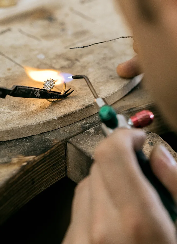 goudsmid atelier solderen van een geelgouden ring Edelsmederij wim van Geel Haarlem