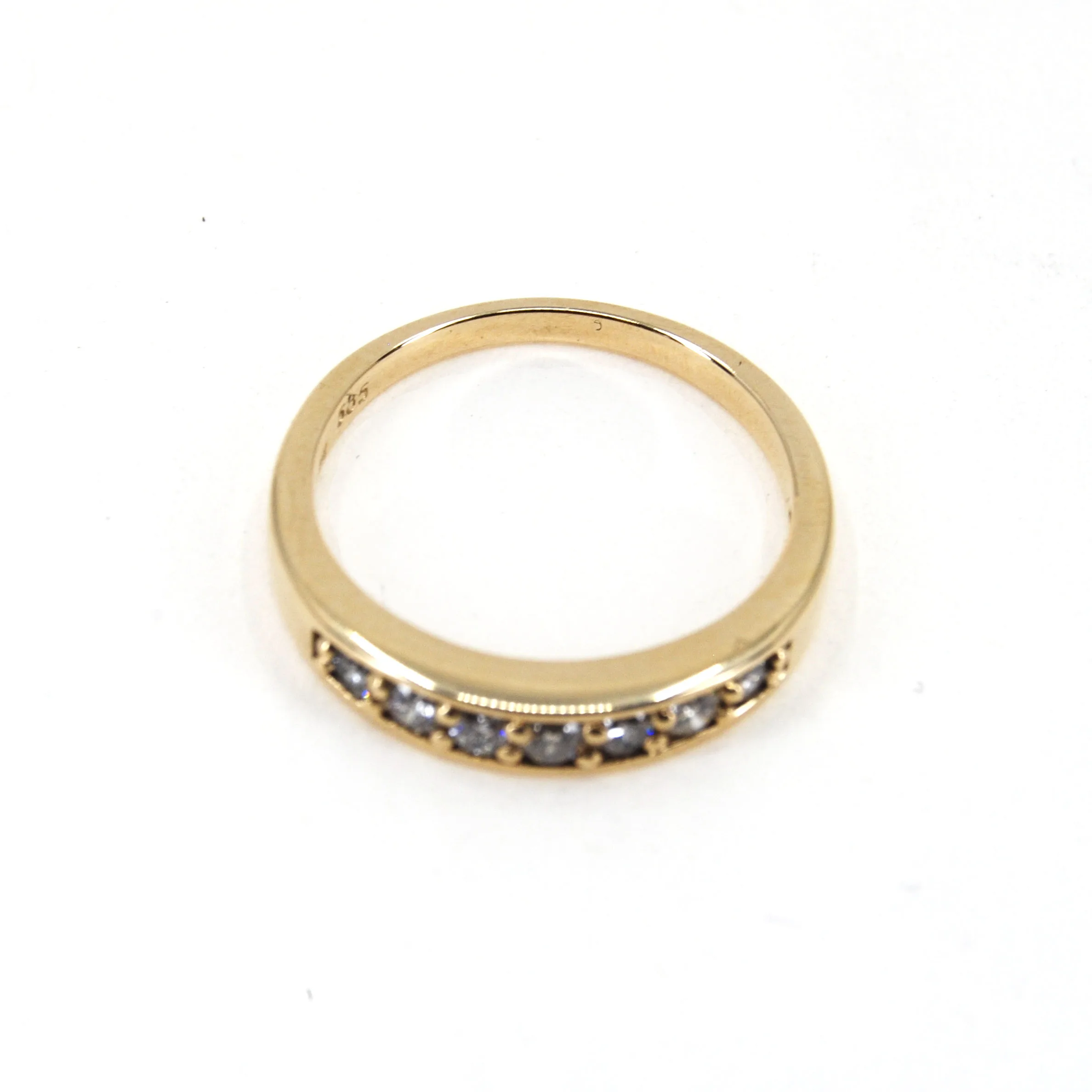 Gouden ring met rij diamanten