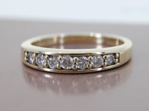Gouden ring met rij diamanten