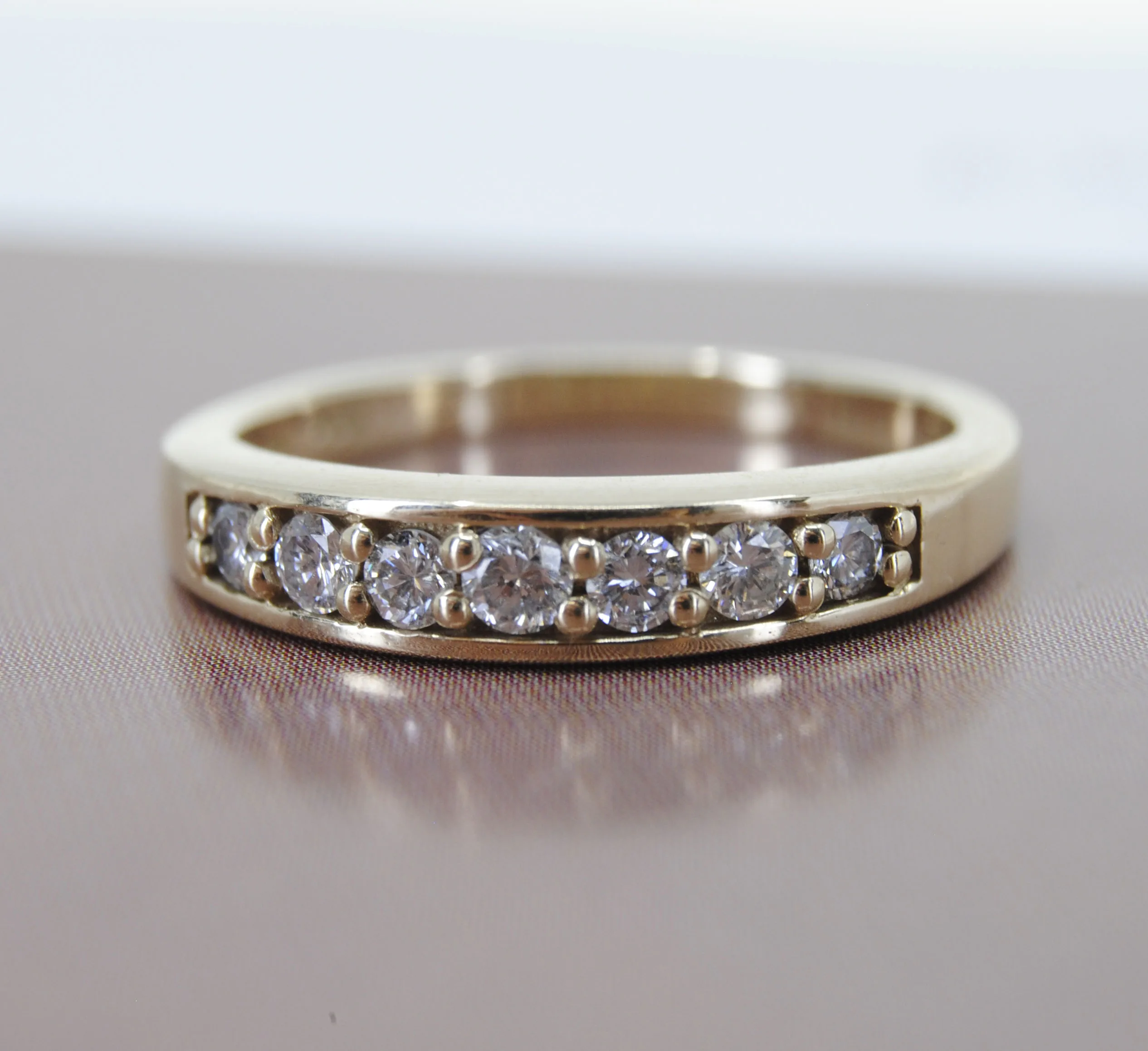 Gouden ring met rij diamanten