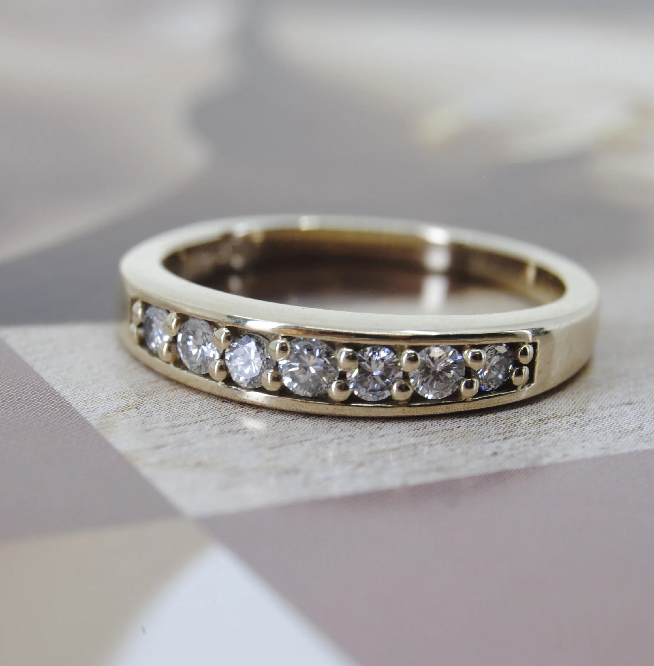 Gouden ring met rij diamanten