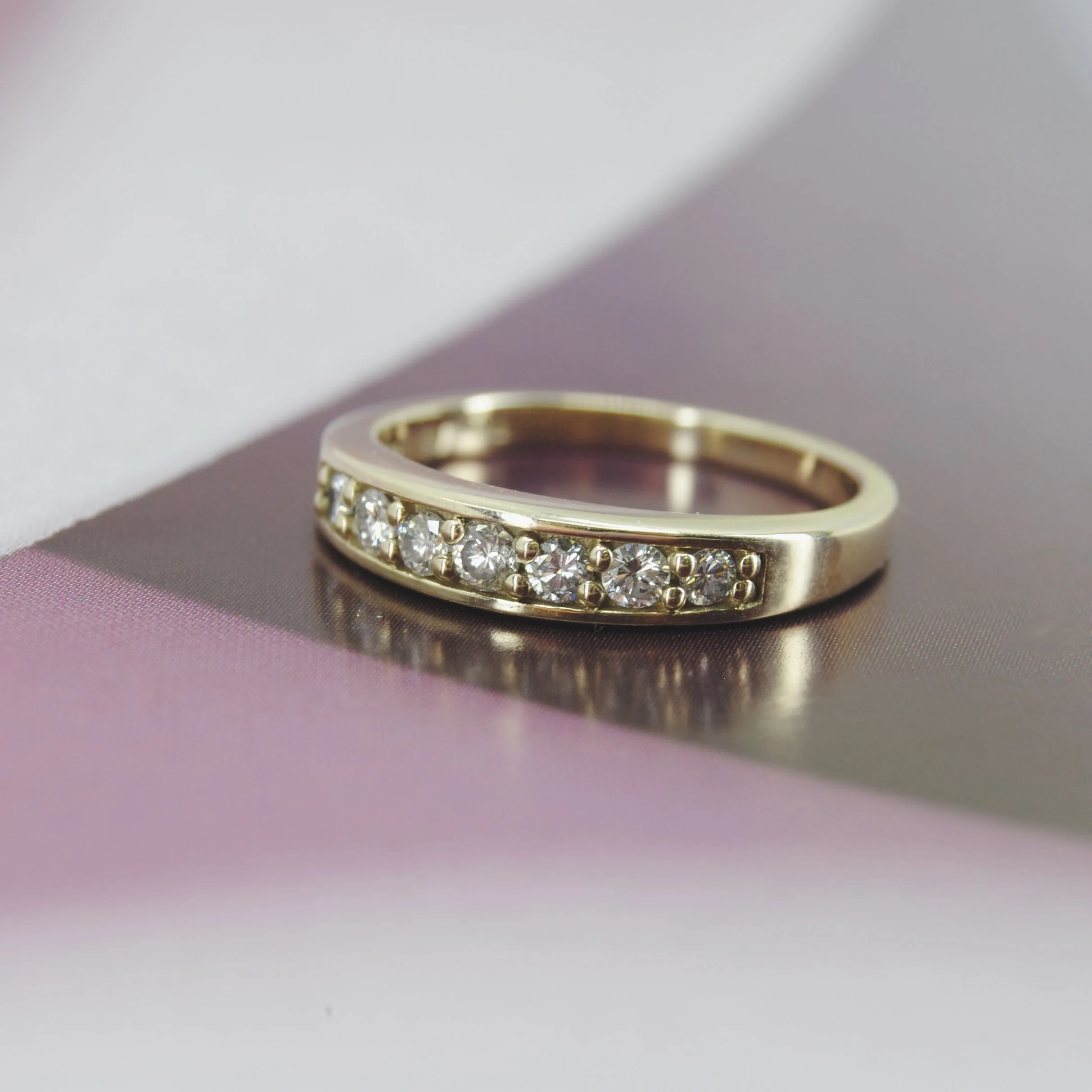 Gouden ring met rij diamanten