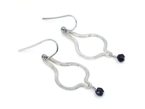 Zilveren oorhangers kruikvorm met granaat Zilveren oorhangers kruikvorm met granaat