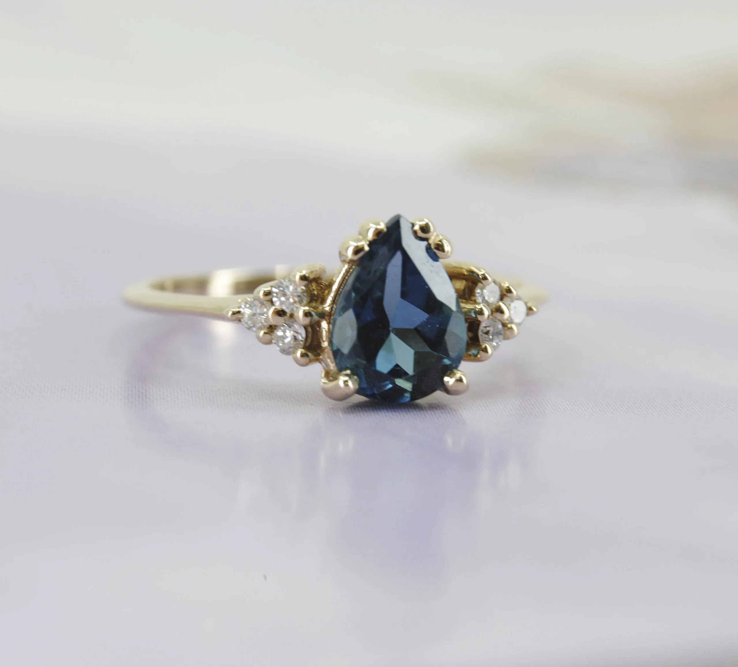 Gouden ring druppelvorm met topaas en diamant