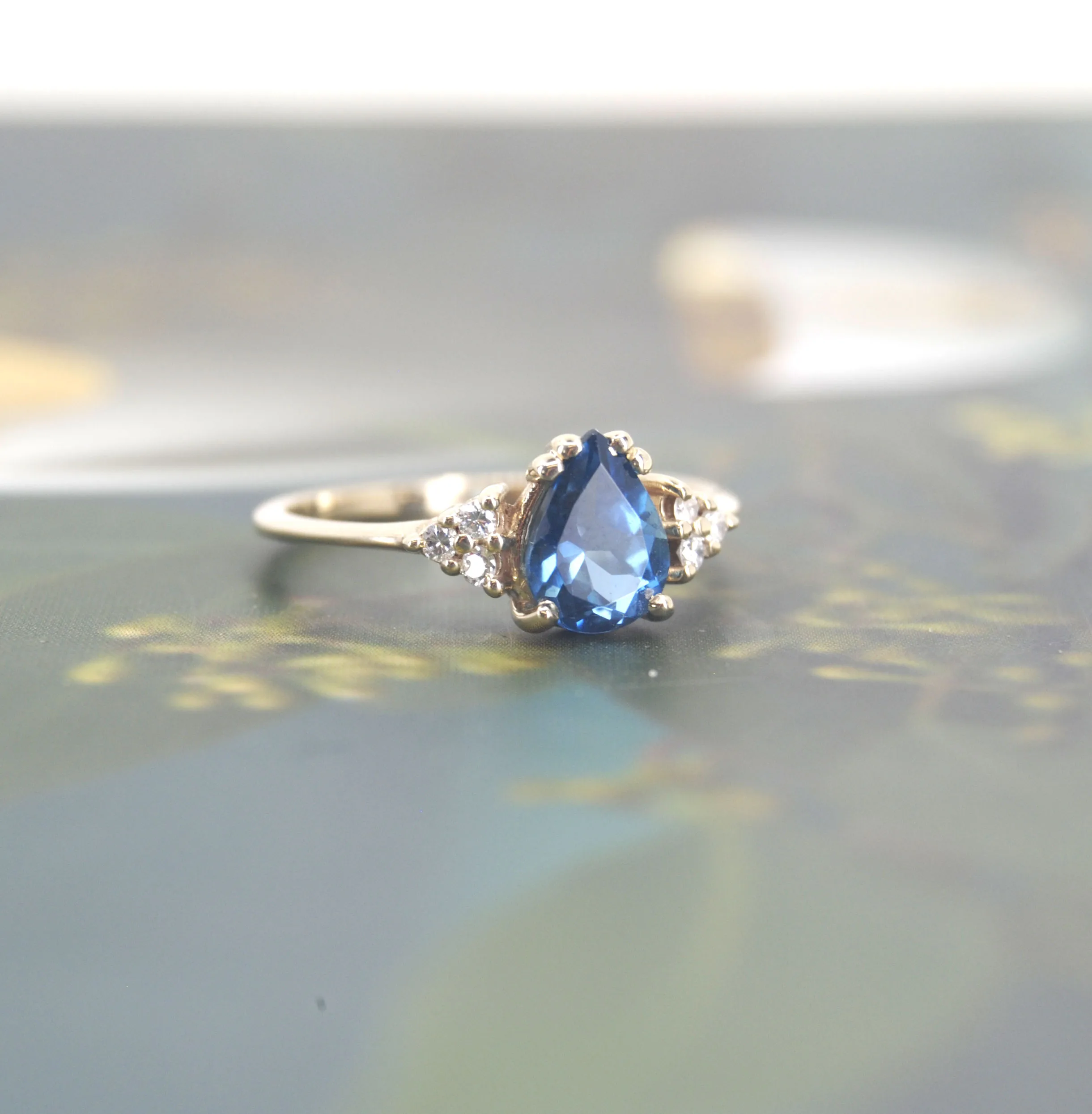 Gouden ring druppelvorm met topaas en diamant