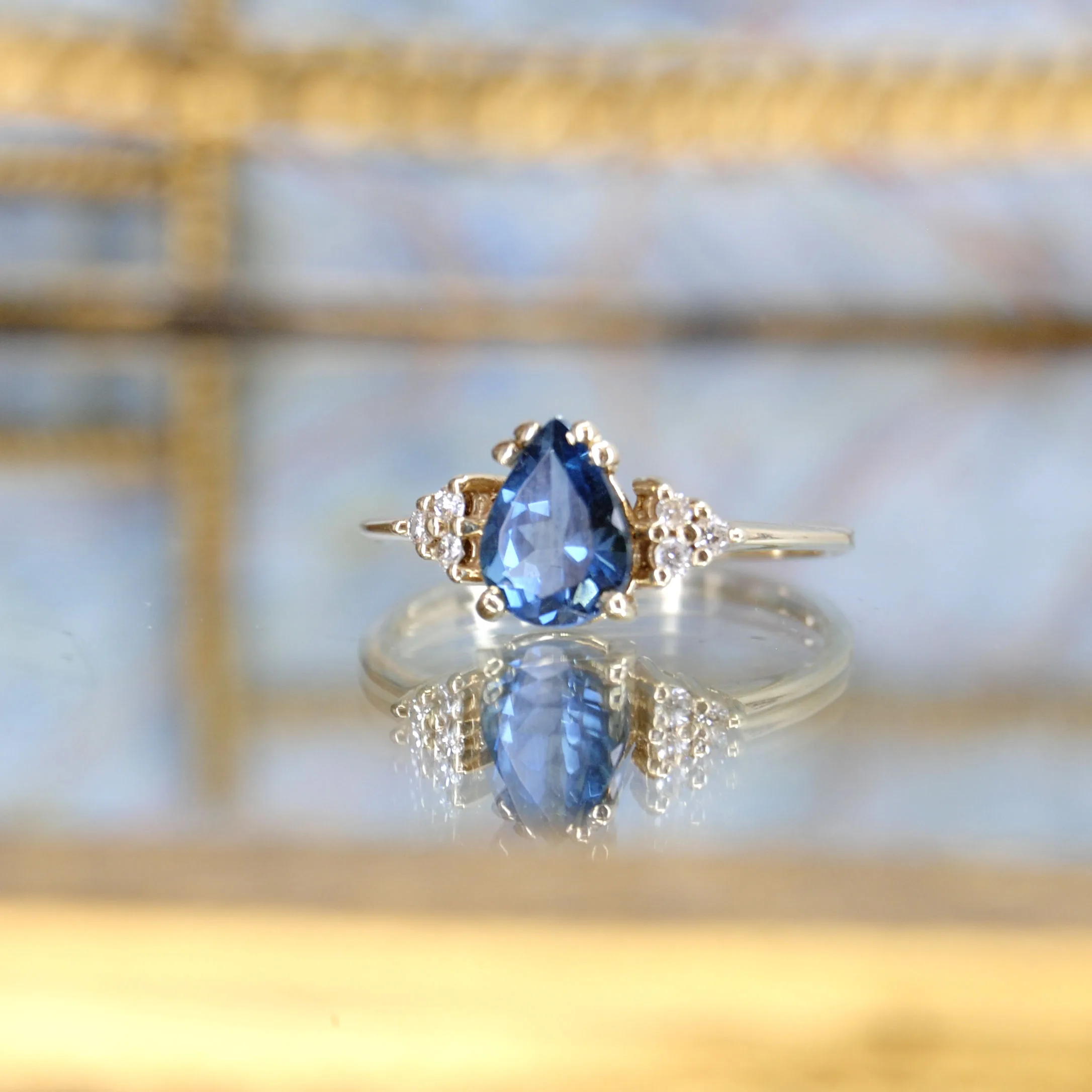 Gouden ring druppelvorm met topaas en diamant