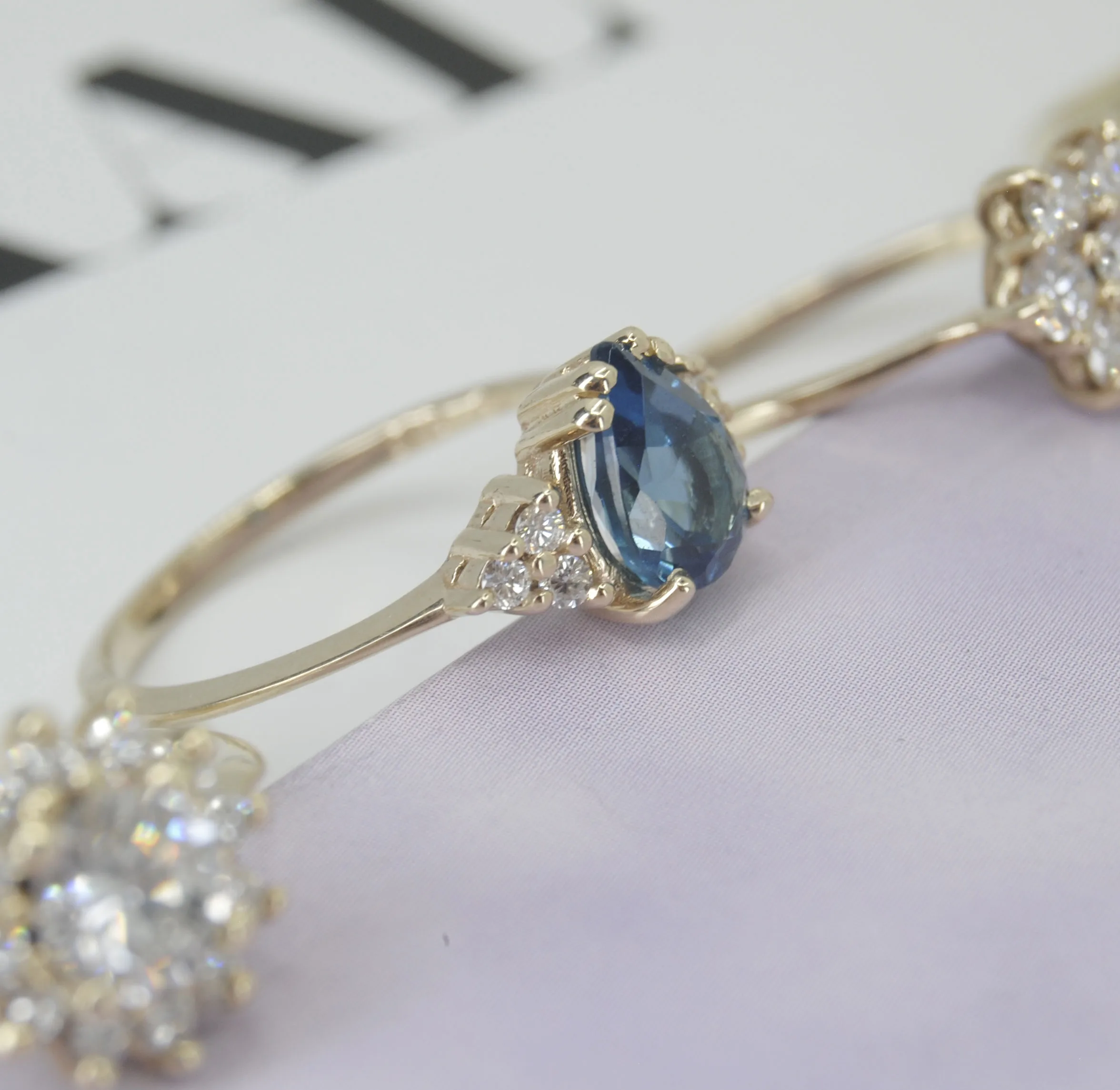 Gouden ring druppelvorm met topaas en diamant