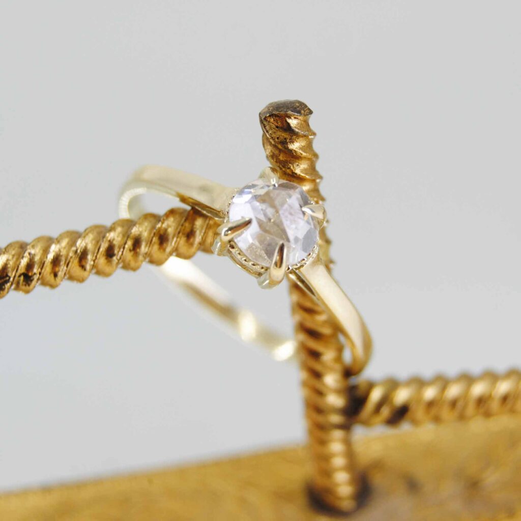 Gouden ring met roos geslepen diamant