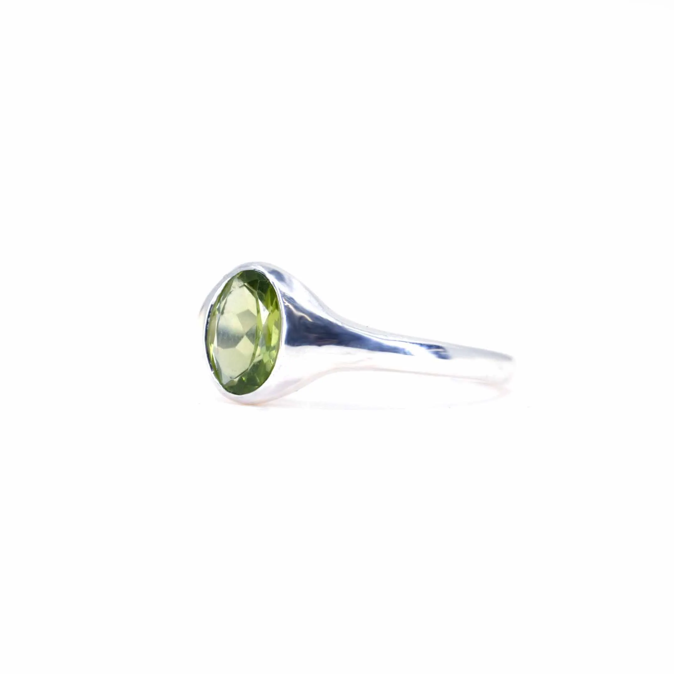 Zilveren ring met peridoot