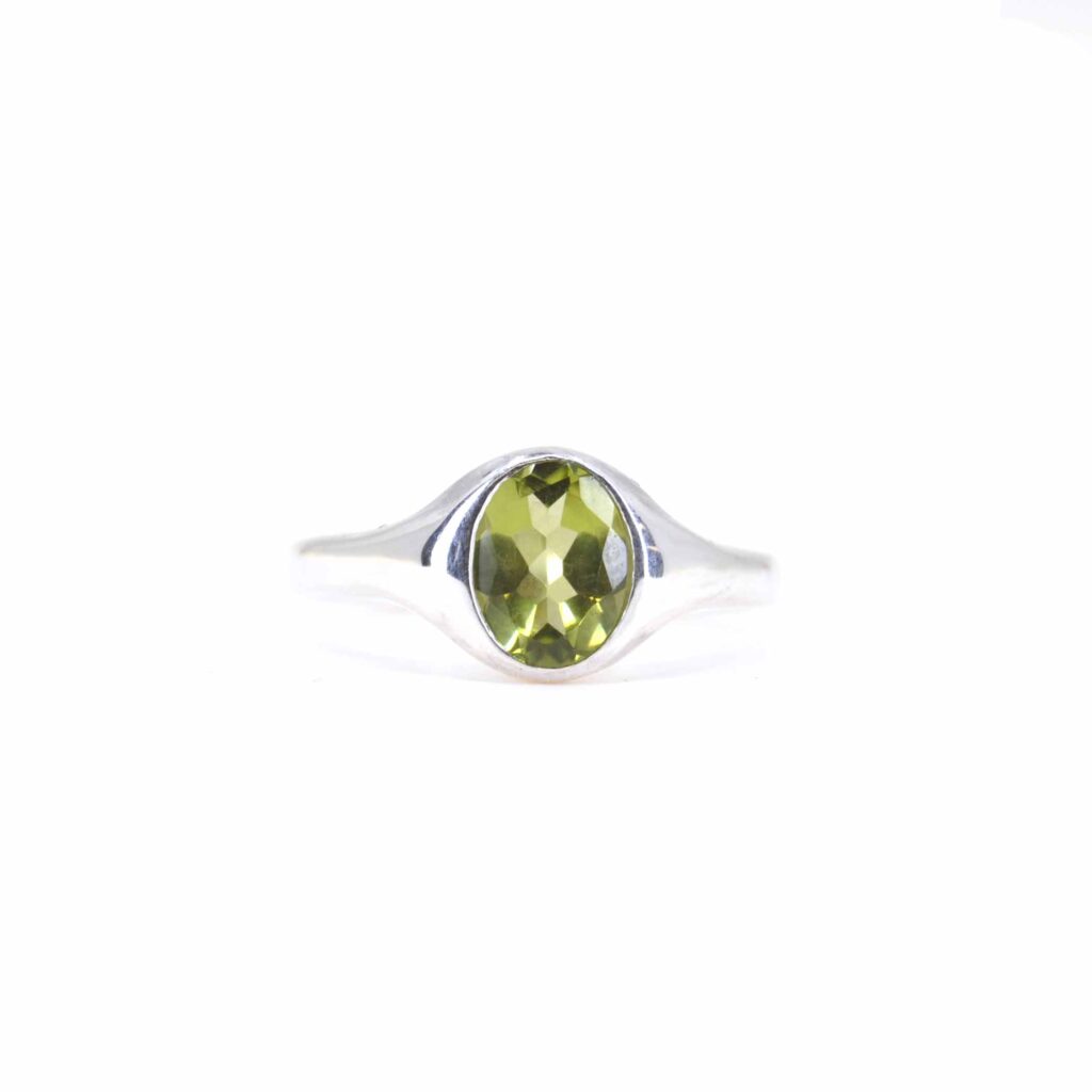 Zilveren ring met peridoot