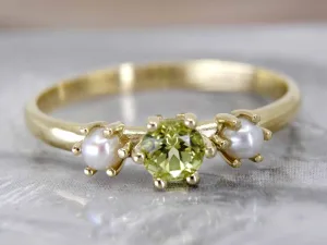 14 karaat geelgouden ring met Peridot en zoetwater Parels. Handgemaakt in eigen atelier.