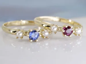 Geelgouden ring Rome met Saffier en parel en Geelgouden ring bogota met Robijn en Parel Geelgouden ring Rome met Saffier en parel en Geelgouden ring bogota met Robijn en Parel