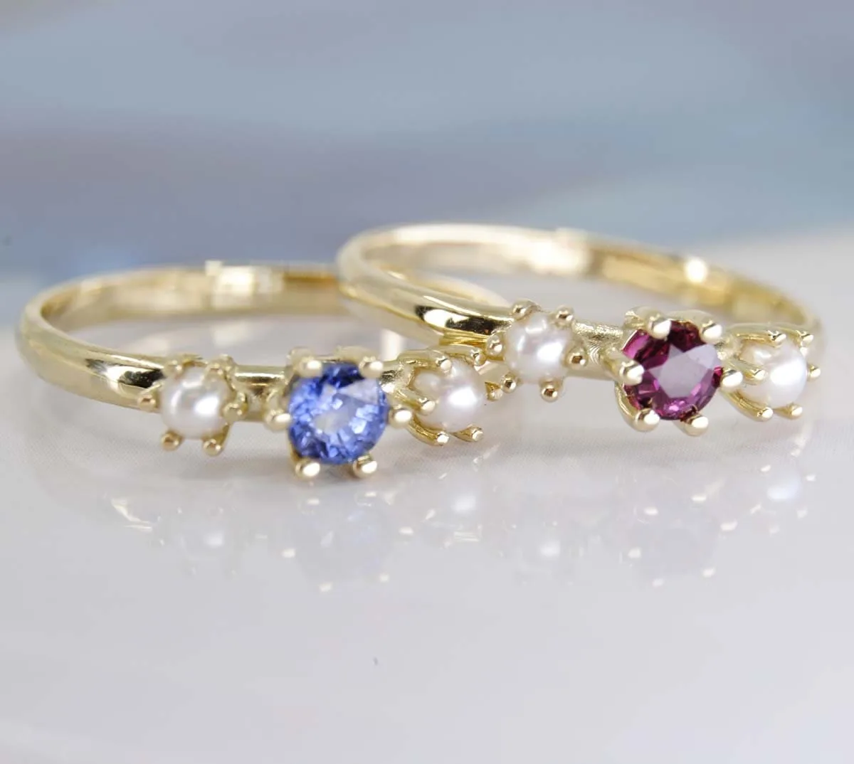 Geelgouden ring Rome met Saffier en parel en Geelgouden ring bogota met Robijn en Parel