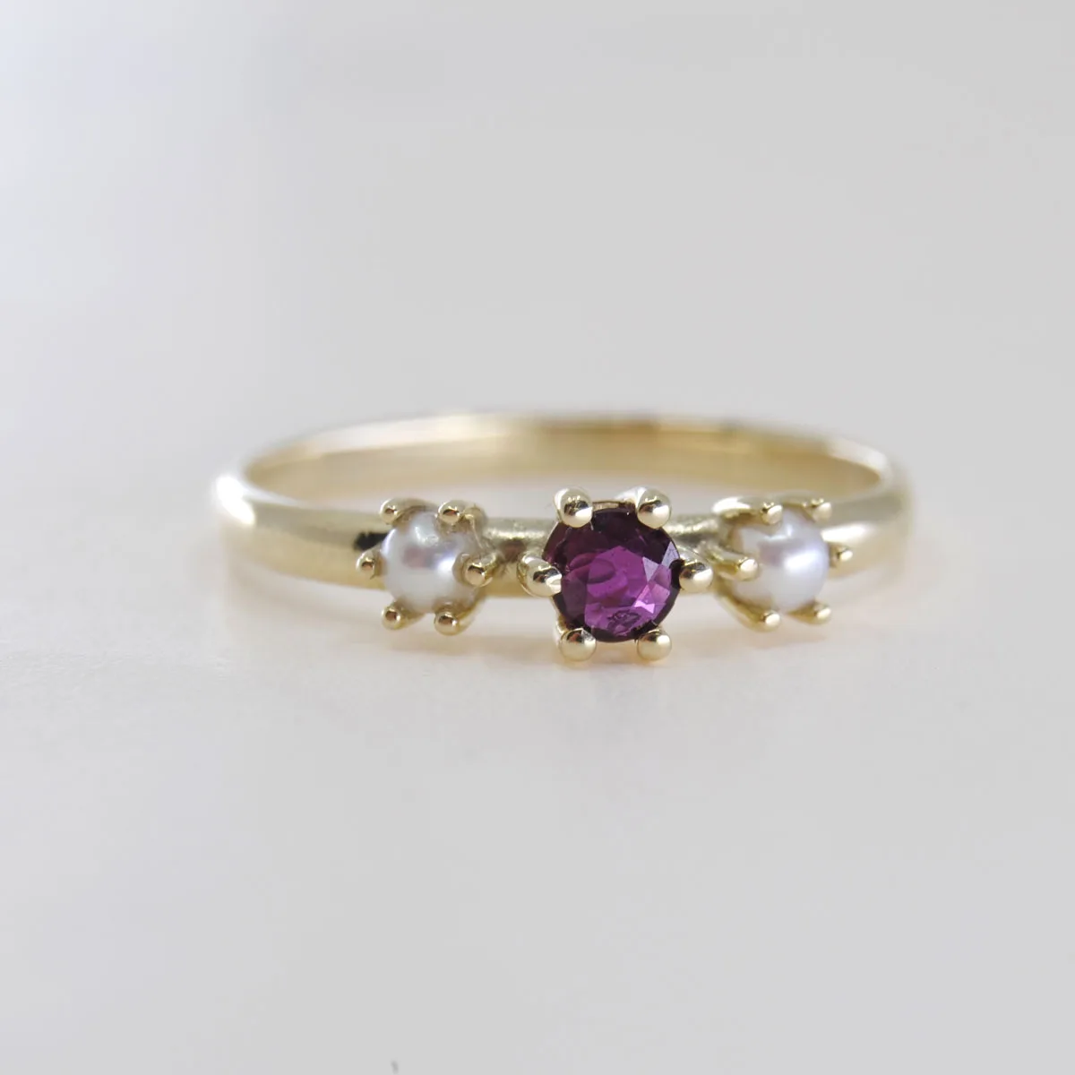 Geelgouden ring Bogota met Robijn en Parel