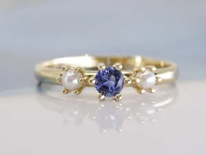 Geelgouden ring Rome met Saffier en parel