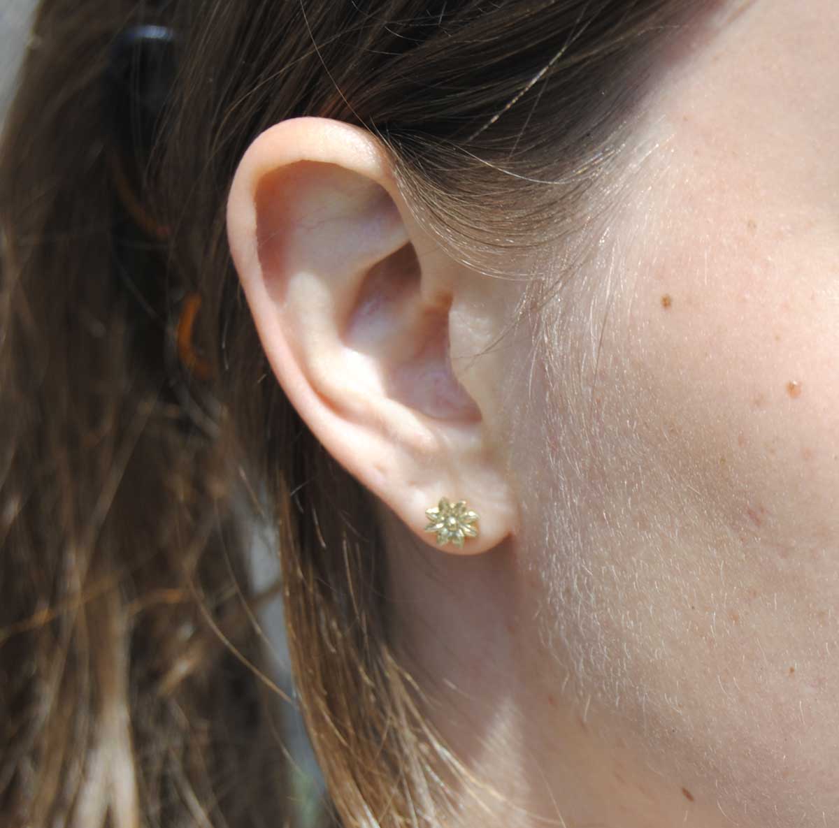 14K Gouden oorknoppen bloem