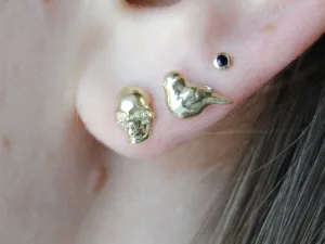 14K Gouden oorknoppen met vogel en 14K Gouden oorknoppen met doodskopje 14K Gouden oorknoppen met vogel en 14K Gouden oorknoppen met doodskopje