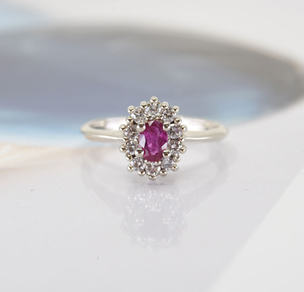 Witgouden ring Lima met Robijn en Diamant