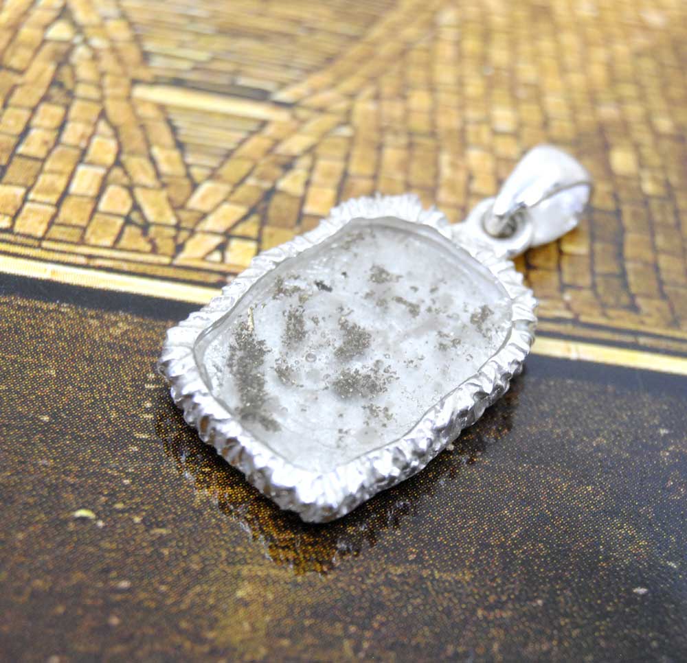 Zilveren hanger met as