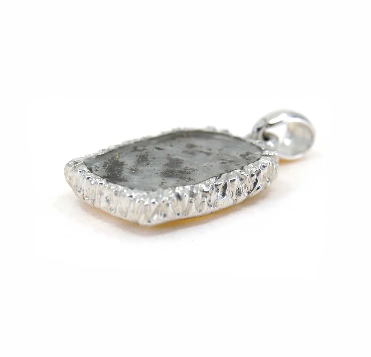 Zilveren hanger met as