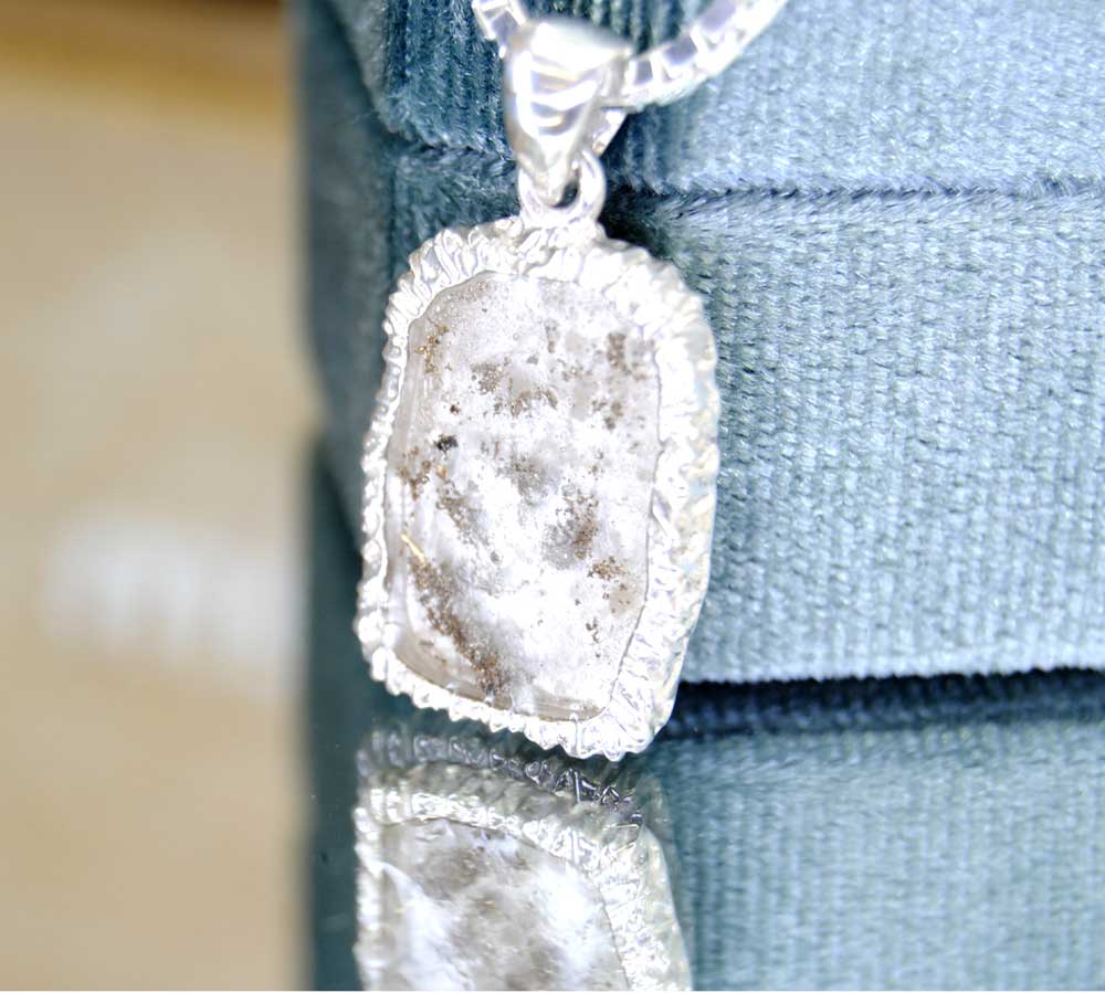 Zilveren hanger met as