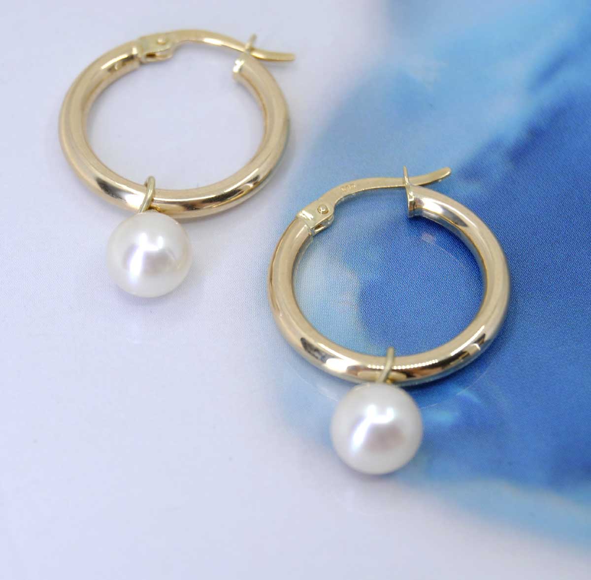 Geelgouden oorringen met Parel