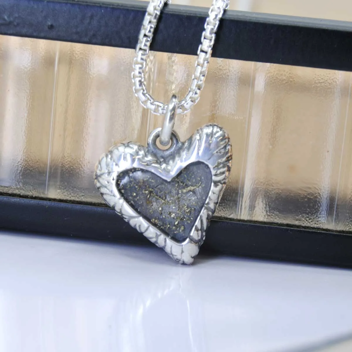 Zilveren ashanger met hart herdenkingssieraad