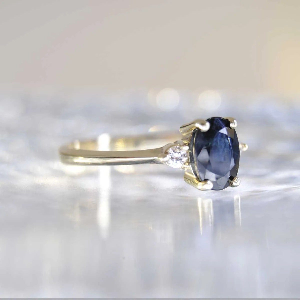 Geelgouden ring Cartegena met Saffier
