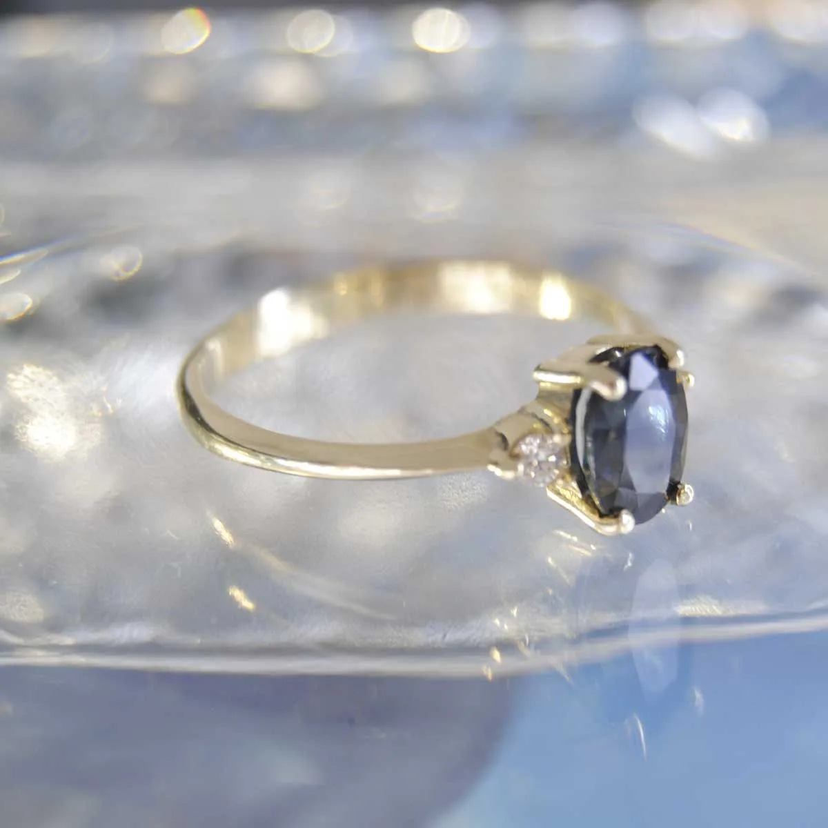 Geelgouden ring Cartegena met Saffier