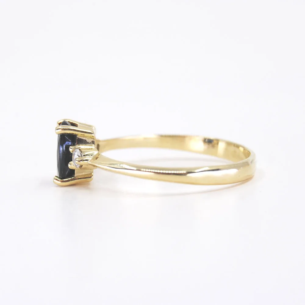 Geelgouden ring Cartegena met Saffier