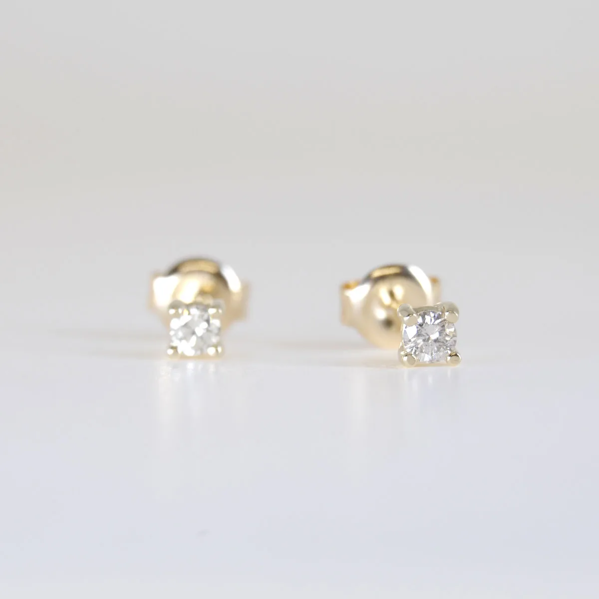 14K Gouden oorknoppen met Diamant 0,20crt