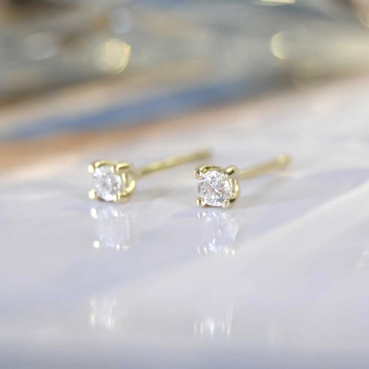 14K Gouden oorknoppen met Diamant 0,10crt