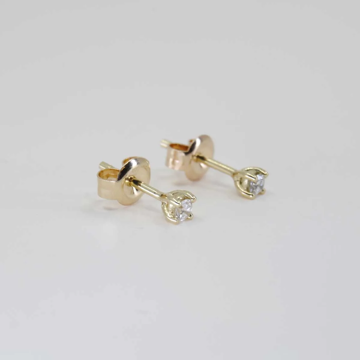 14K Gouden oorknoppen met Diamant 0,10crt
