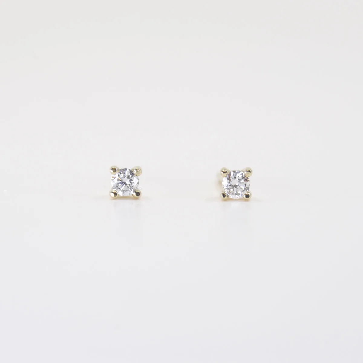 14K Gouden oorknoppen met Diamant 0,10crt